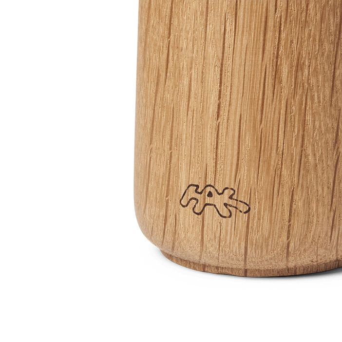 Hammershøi spice grinder, detailed close-up of oiled oak wood grain and etched base logo.