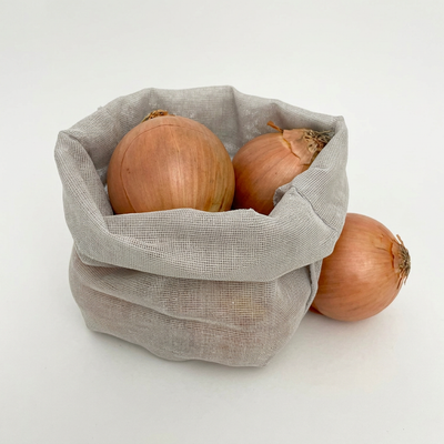 
                    
                      Light grey cotton gauze kitchen storage bag, filled with onions, showcasing breathable material and storage capacity.
                    
                  