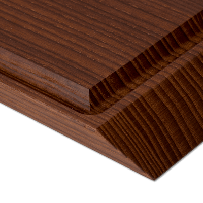 
                    
                      Rå wood cutting board, close-up of dark heat-treated ash wood grain with rounded juice groove and ridged edge detail.
                    
                  