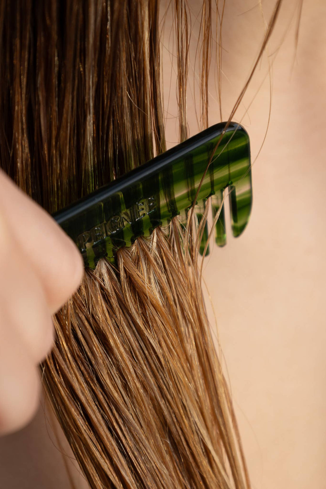 Peignee Paris Travel Wide-Tooth Wave Comb in emerald acetate, detangling wet hair, teeth and wave pattern close-up